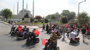 Tekerlekli sandalyeleriyle darbe girişimine tepki gösterdiler