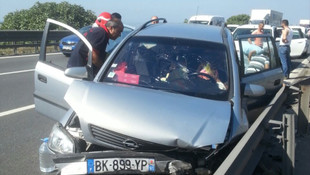 TEM Otoyolu'nda otomobil bariyerlere çarptı: 5 yaralı