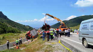 Tır ile otomobil çarpıştı: 5 ölü, 1 yaralı