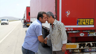 Tır şoförleri bayramı kuyrukta kutladı