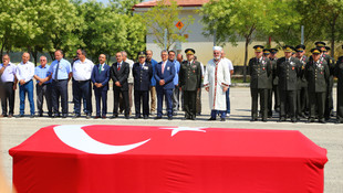 Trafik kazasına giden güvenlik güçlerine tırın çarpması