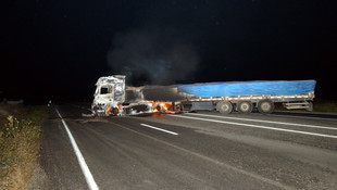 Tunceli'de teröristler tır yaktı