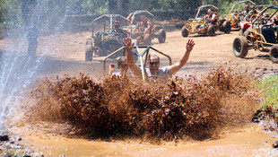 Turistlerin eğlencesi quad ve buggy safari