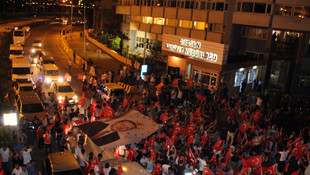 Türkiye darbeye karşı ayakta