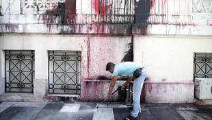 Türkiye'nin Atina Büyükelçiliği binasına boya atıldı