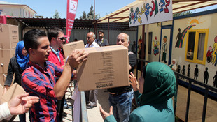Türkiye'ye sığınan Suriyelilere yardım