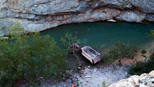 Uçuruma devrilen kamyonun sürücüsü öldü