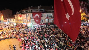 Valinin annesi demokrasi nöbetinde