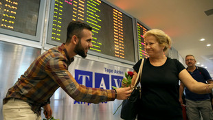Yabancı yolcular, havalimanında güllerle karşılandı