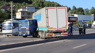 Yoldan çıkan tırın karşı şeride geçme anı güvenlik kamerasında