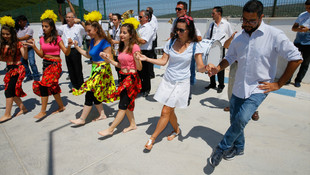 Yunan turistlere çiçekli karşılama