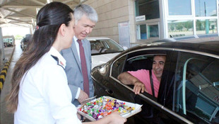 Yurt dışındaki Türklere Kapıkule'de baklavalı karşılama