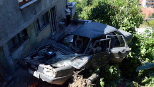 Zonguldak'ta otomobil evin bahçesine devrildi: 4 yaralı