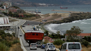 16 metrelik balıkçı teknesi tırla taşındı