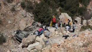 Hatayda minibüs uçuruma yuvarlandı! 8 kişi hayatını kaybetti