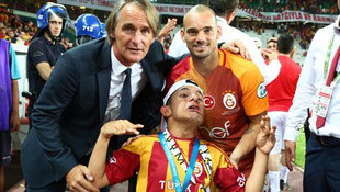 Sneijder, madalyasını engelli bir taraftara hediye etti