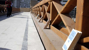 Antalyada bir üst geçitte FETÖ kitapları bulundu