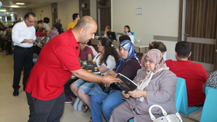 AA'nın “Dakika Dakika FETÖ’nün Darbe Girişimi” hastanede dağıtıldı