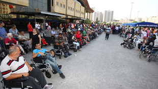 Adana'da engellilerin akülü tekerlekli sandalye sevinci