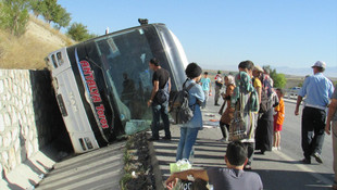 Afyonkarahisar'da otobüs şarampole devrildi: 9 yaralı