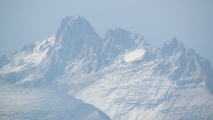 Aladağlar'ın yüksek kesimlerine kar yağdı