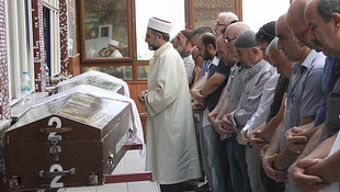 Anneleri tarafından öldürülen iki kız kardeş toprağa verildi