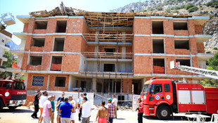 GÜNCELLEME - Antalya'da inşaatın çatısı çöktü