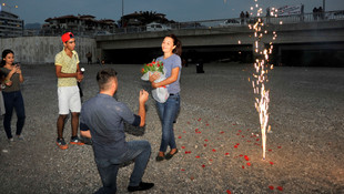 Antalya'da sahilde sürpriz evlilik teklifi