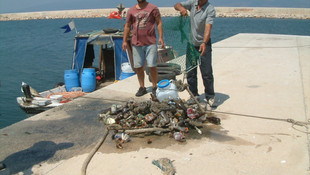 Balıkçı barınağından 5 ton çöp çıktı