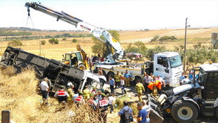 Balıkesir'de yolcu otobüsü şarampole devrildi: 2 ölü, 20 yaralı