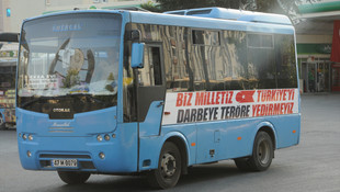 Biz milletiz Türkiye'yi darbeye teröre yedirmeyiz yazılı afiş