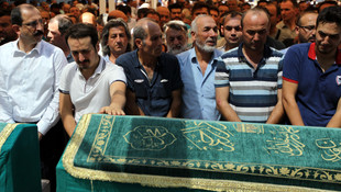 Boğulma tehlikesi geçiren çocuğu kurtarmak için denize girmişti