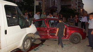 Çubuk'ta kamyonetle otomobil çarpıştı: 6 yaralı