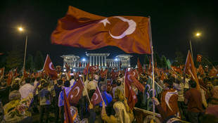 Cumhurbaşkanı Erdoğan: Demokrasi nöbeti sadece belli saatlerde, belli yerlerde yapılmaz. Demokrasimize, özgürlüğümüze, devletimize, geleceğimize günün 24 saati, yılın 365 günü evlerimizde, iş yerlerimizde, her yerde sahip çıkacağız.