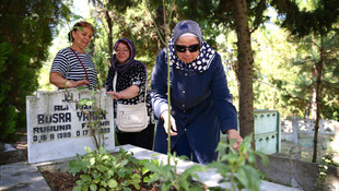 Depremde yitirdikleri evlatlarının acısını unutamıyorlar