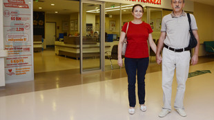 Doktor, 26 yıllık eşine böbreğini verdi