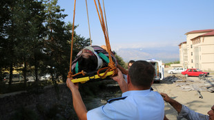 Düştüğü dereden beton pompasıyla kurtarıldı