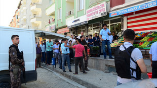 Eli bıçaklı saldırgani linçten kurtuldu