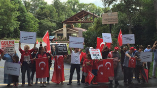 FETÖ elebaşı, ABD'deki malikanesi önünde protesto edildi