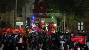 Eski Başbakan Yardımcısı Beşir Atalay demokrasi nöbetini sürdüren vatandaşları ziyaret etti