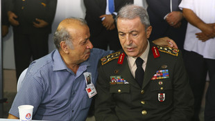 Genelkurmay Başkanı Akar'dan şehit ailesine ziyaret