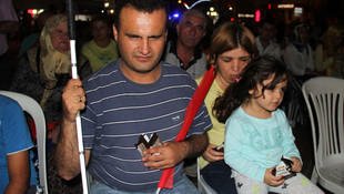 Görme engelli çift demokrasi nöbetini hiç aksatmadı