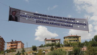 Hakkarililer'den Cumhurbaşkanına pankartlı teşekkür