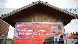 İncirlik girişine milli iradeye saygı pankartı