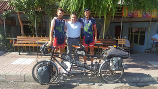 İngiliz gençler tek bisikletle dünya turunda