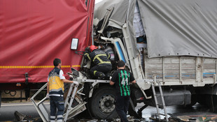Kamyonda sıkışan sürücü güçlükle çıkarıldı