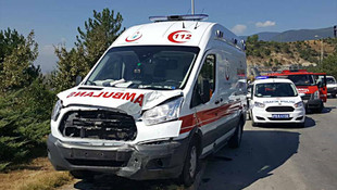 Karabük'te ambulansla otomobil çarpıştı: 6 yaralı