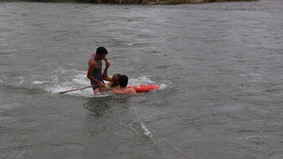 Kelkit Çayı'nda mahsur kalan çobanı itfaiye kurtardı