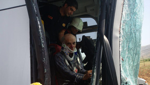 Malatya'da yolcu otobüsü tıra çarptı: 3 yaralı