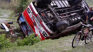 Nepalde devrilen otobüste 33 kişi hayatını kaybetti